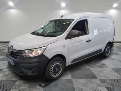 la camionnette blanche est garée sur un sol carrelé en damier