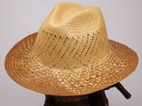 un chapeau de paille posé sur un porte-chapeaux