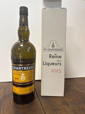 une bouteille de vin posée sur une table à côté d'une boîte de vin