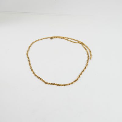 un collier à chaîne en or avec un fermoir en or sur fond blanc