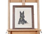 une photo d'un chien noir assis sur un chevalet
