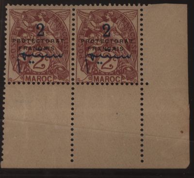 deux timbres sur un morceau de papier brun représentant un homme et une femme