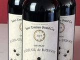 plusieurs bouteilles de vin sont alignées sur un comptoir