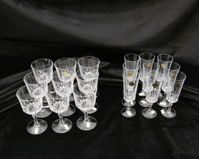 CRISTAL d'ARQUES - Réunion de neuf flûtes à champagne et de …