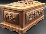 boîte en bois sculptée, avec des motifs sculptés sur les côtés