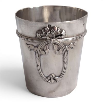 une coupe en argent ornée d'un motif floral