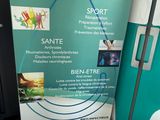 une affiche posée par terre à côté d'un réfrigérateur