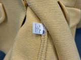 un gros plan d'une veste sur laquelle figure une étiquette