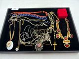 un plateau noir sur lequel sont disposés divers colliers et bracelets