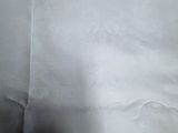 un gros plan d'une feuille de papier posée sur une table