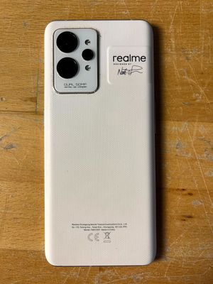 une photo d'une coque d'iPhone blanche posée sur une table en bois