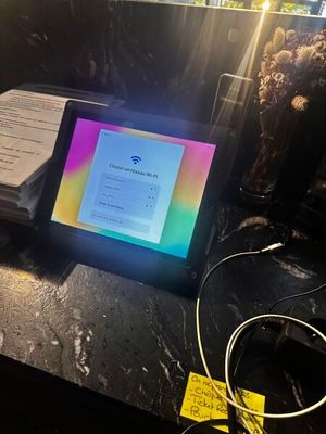 un ordinateur portable posé sur une table, avec un livre dessus