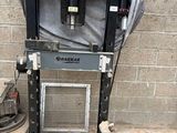 une machine posée au sol devant un mur