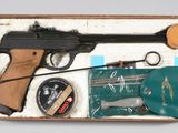 une boîte contenant un pistolet, des ciseaux et d'autres objets