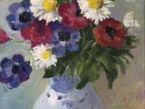 une peinture de fleurs dans un vase bleu sur une table