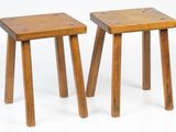 une paire de petits tabourets en bois avec des pieds, sur fond blanc