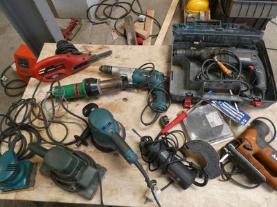 de nombreux outils posés sur une table
