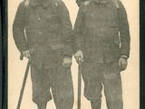 une vieille photo en noir et blanc représentant deux hommes en uniforme
