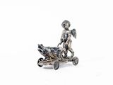 une figurine en argent représentant un garçon à moto