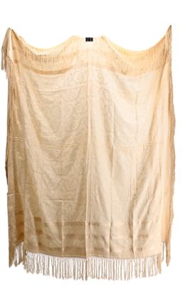 écharpe beige à franges sur fond blanc
