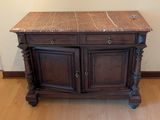 une armoire en bois avec un plateau en marbre, posée sur un parquet en bois massif