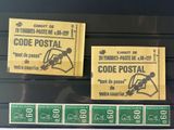 une pancarte indiquant « code postal » sur le mur d'un immeuble