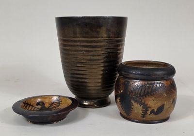trois vases et un bol posés sur une table