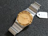 une montre posée sur une table avec une étiquette de prix