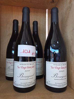 trois bouteilles de vin rouge sont posées sur une étagère dans une caisse en bois