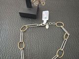 un ensemble composé d'un collier et de boucles d'oreilles en argent et en or