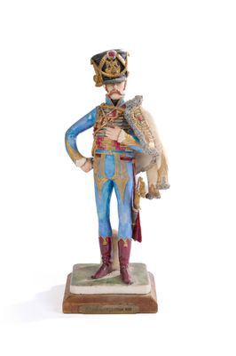 figurine représentant un homme en uniforme militaire tenant un sac