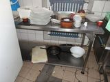 de nombreuses assiettes et bols sur la table de la cuisine