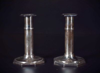 PAIRE DE BOUGEOIRS en métal argenté à base octogonale. Haut.…