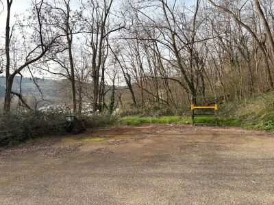 un banc jaune posé au milieu d'un parking