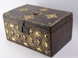 une petite boîte en bois ornée de motifs dorés
