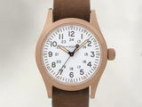 une image d'un gros plan d'une montre-bracelet sur un fond blanc