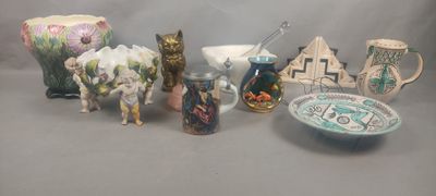 de nombreux types de vases et de bols sur la table