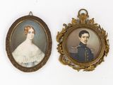 deux portraits encadrés représentant un homme et une femme en tenue militaire