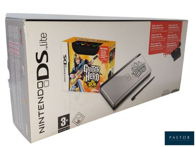 La Nintendo DS Lite se trouve dans la boîte, dont le couvercle est ouvert.