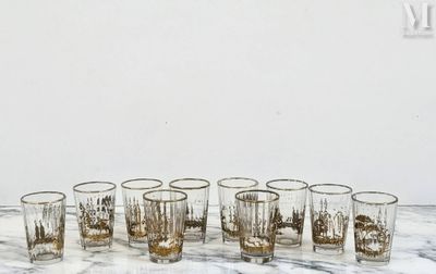 six verres posés sur une table en marbre
