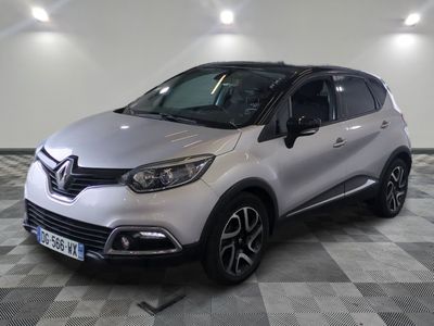 une voiture argentée est garée sur le sol à carreaux d'un garage