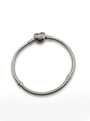 un bracelet en argent orné d'une breloque en forme de cœur