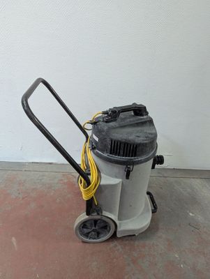 a machine that is sitting on the floor in the room