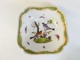 une assiette avec un oiseau sur une table