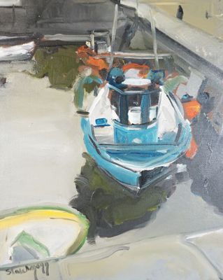 un tableau représentant un bateau dans un port, avec d'autres bateaux dans l'eau