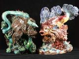 deux figurines représentant un poisson et un poisson sur fond noir