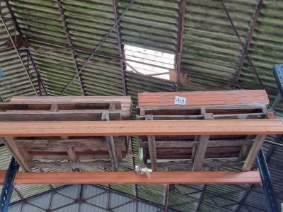 une photo d'une pièce en cours de construction en bois