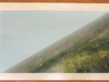 une photo d'une photo d'une colline recouverte d'herbe