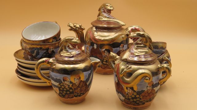 Satsuma: service à thé en faïence, prises tête de dragon, décor d