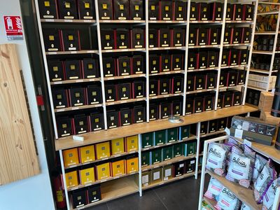 une pièce dont les étagères regorgent de thés de toutes sortes
